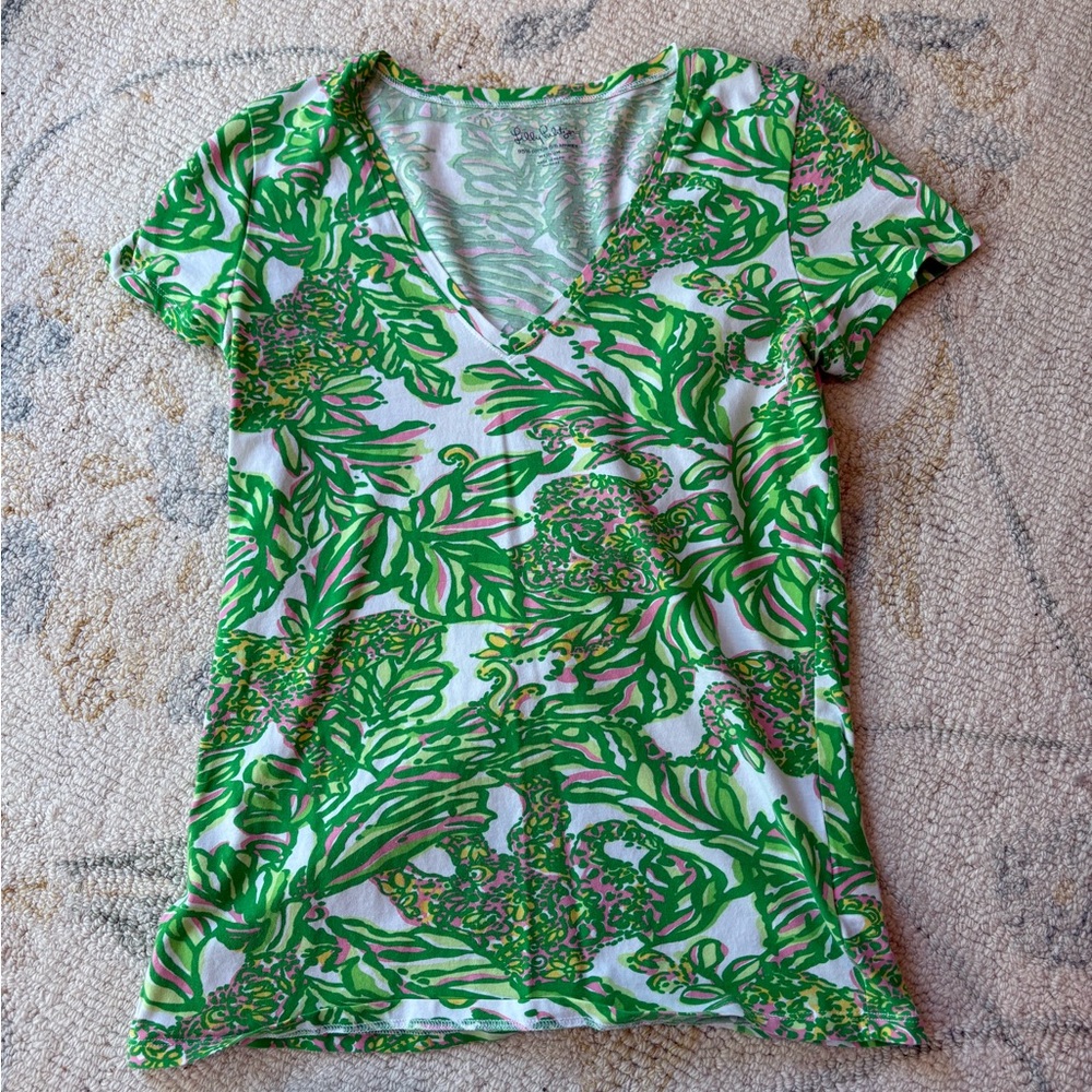 Lilly Pulitzer Green and Pink Leaf Print Short Sleeve Shirt Size Medium V Neck